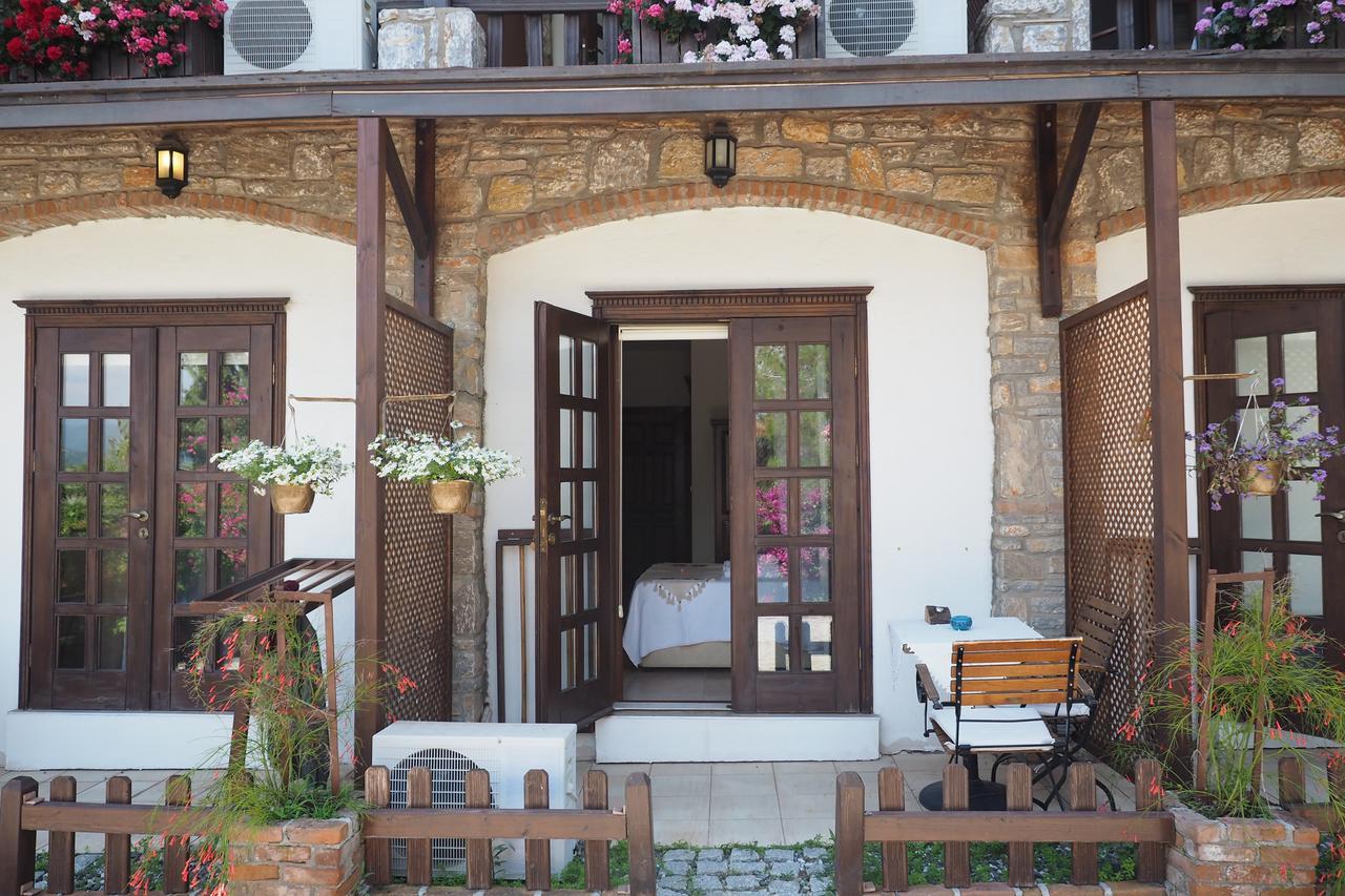 Loca Hotel Side Exterior photo