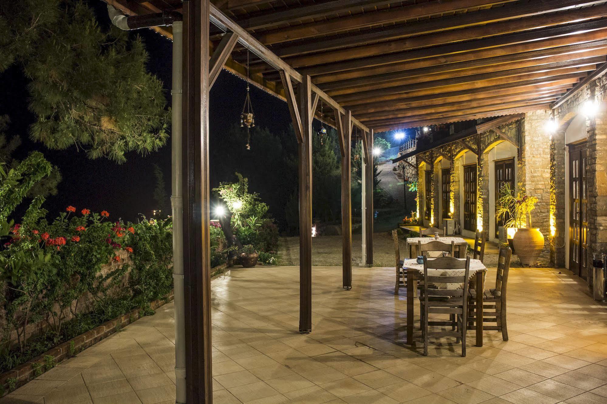 Loca Hotel Side Exterior photo