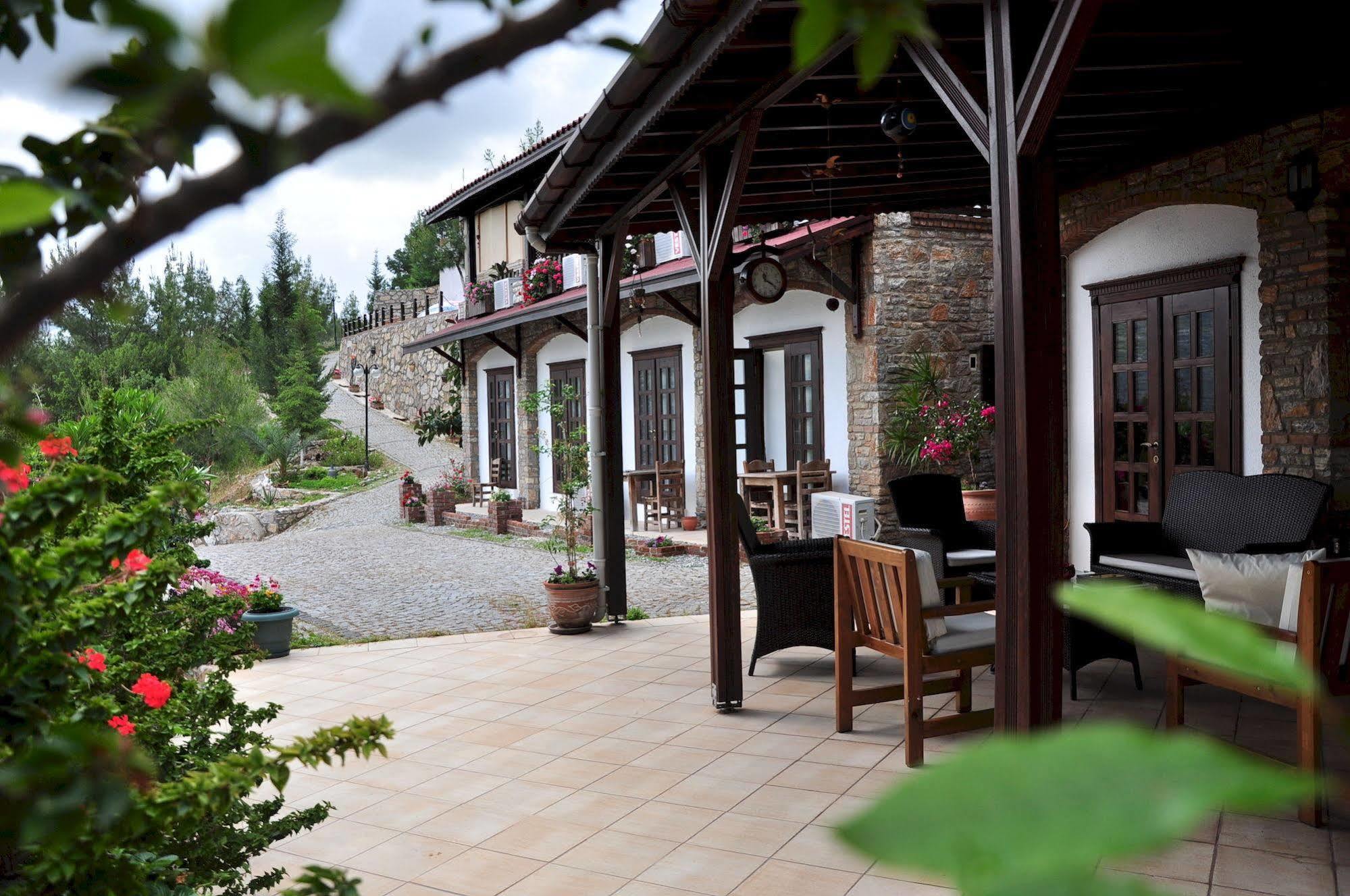 Loca Hotel Side Exterior photo